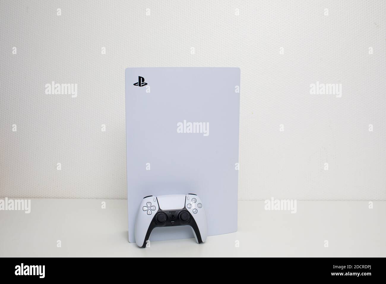 Neue PlayStation 5 Sony enthüllt PS5-Konsole und -Spiele eine ultrafuturistische weiße Robotermaschine mit gleitenden Linien Stockfoto