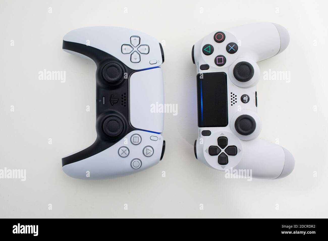 Neue PlayStation 5 Sony enthüllt PS5-Konsole und -Spiele. Dualsense-Controller und Funktionen der Sekundenserie für den Spielsaal Stockfoto