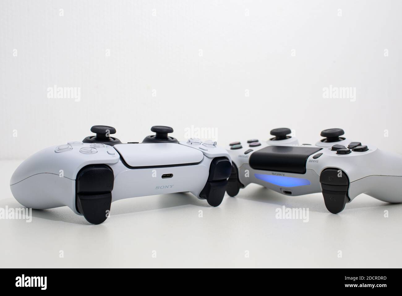 Neue PlayStation 5 Sony enthüllt PS5-Konsole und -Spiele. Dualsense-Controller und Funktionen der Sekundenserie für den Spielsaal Stockfoto