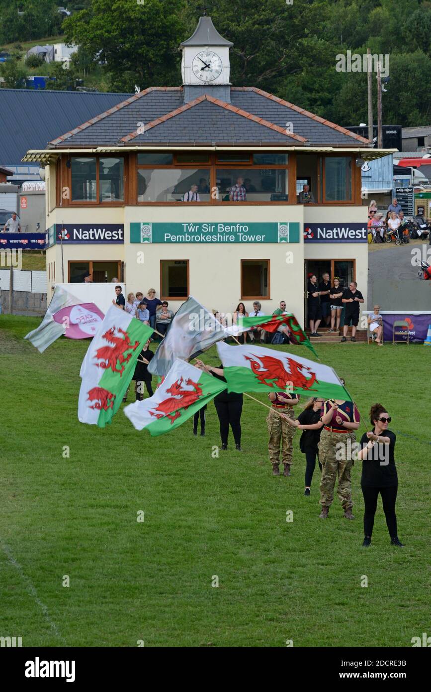 Darsteller und vintage Maschinen in einem Display und Tanz feiert 100 Jahre der Royal Welsh Show 2019, Builth Wells Stockfoto