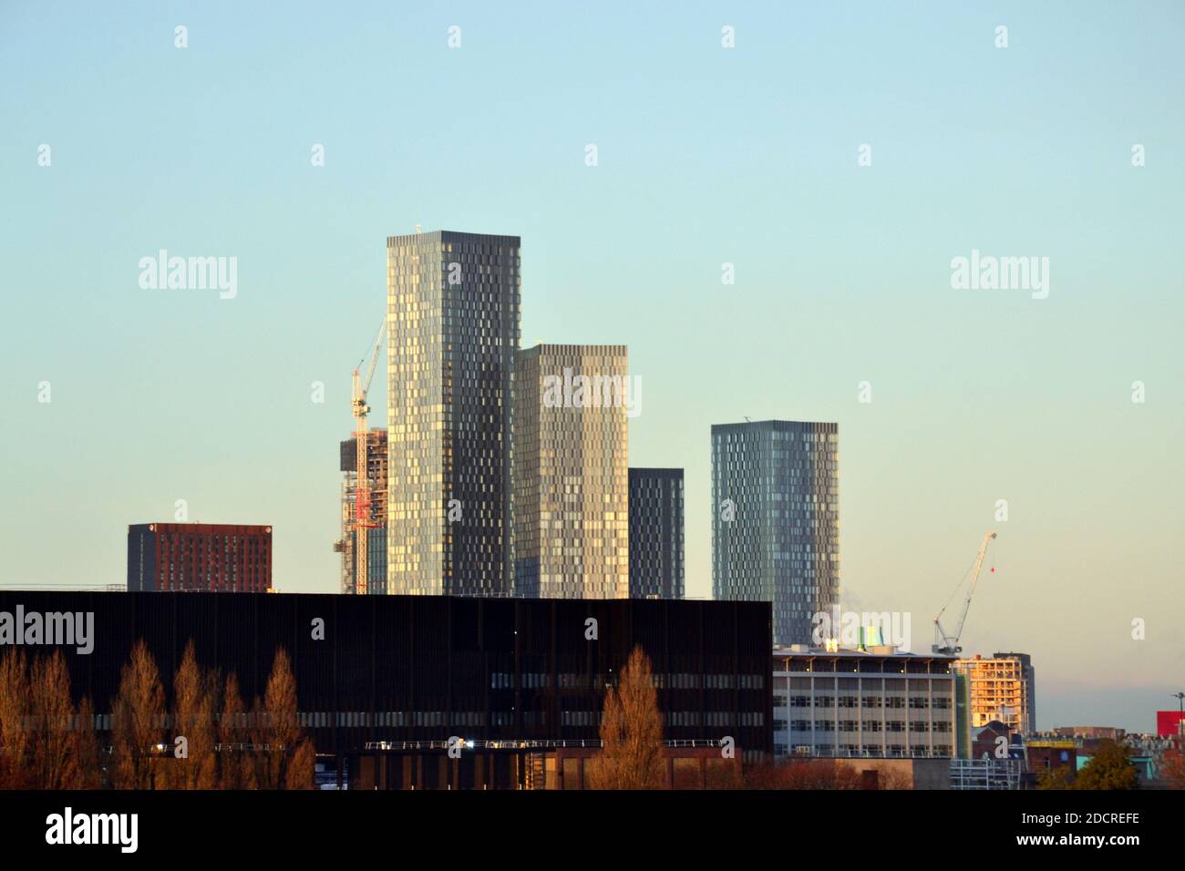 Hochhäuser am Deansgate Square, einem Wolkenkratzer-Gebäude im Stadtzentrum von Manchester, England, Großbritannien, vor einem blauen Himmel, Kopierraum Stockfoto