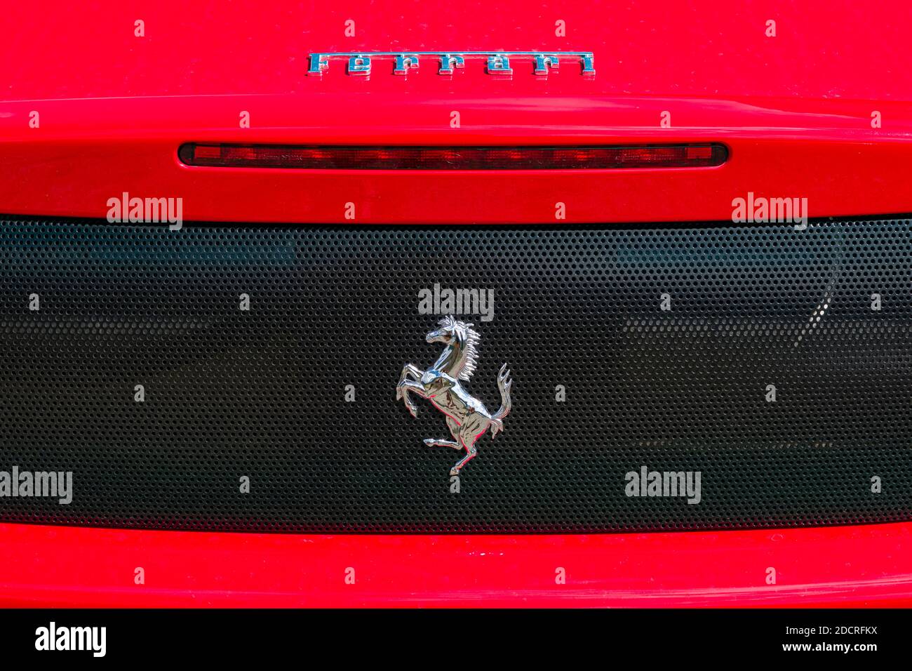 Der Cavallino Rampante, ein silberner Stechhengst im hinteren Teil eines roten Ferrari. Stockfoto