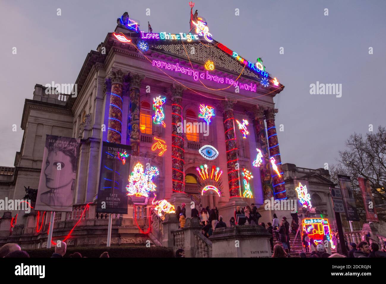 Chila Kumari Singh Burmans Remembering a Brave New World Neonlichter und wirbelnde Farbinstallation in der Tate Britain, London, England, Großbritannien Stockfoto