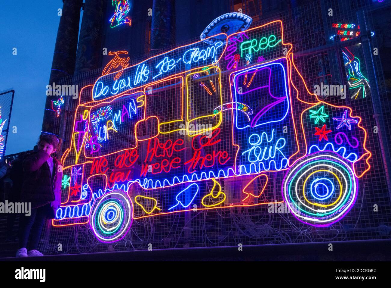 Tate Britain Chila Kumari Singh Burmans Erinnerung an ein tapferes Neues World Ice Cream Van und Neonlichter und wirbelnde Farben Installation Stockfoto