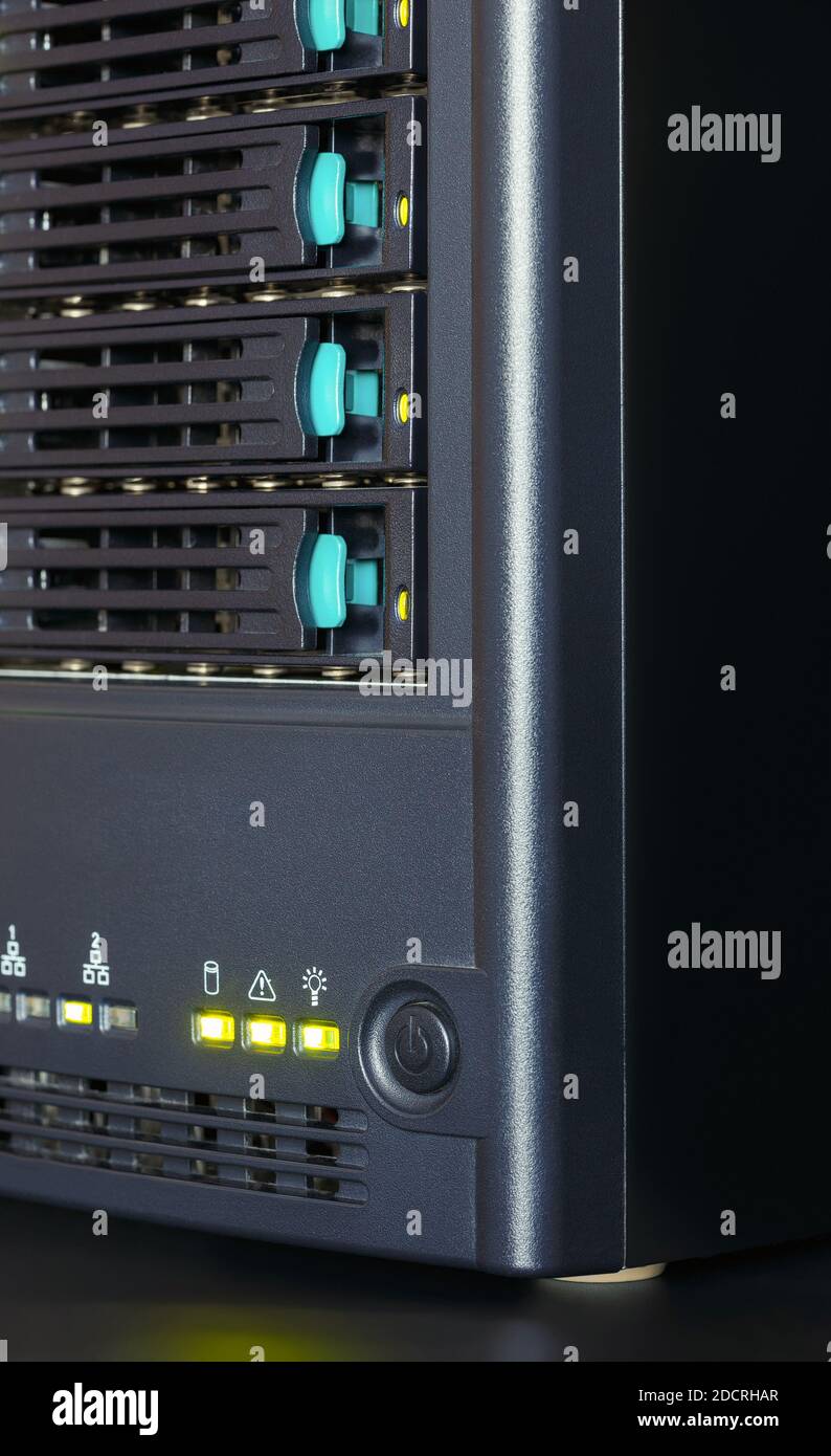 Kleines Netzwerk аttached Speicher (NAS) auf dunklem Hintergrund Stockfoto