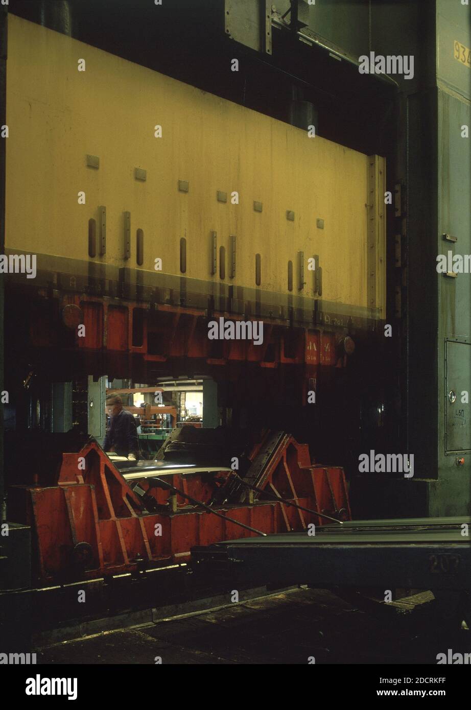 PRENSA HIDRAULICA EN EL MOMENTO JUSTO DE CAER - FOTO AÑOS 70. Lage: SITZPLATZ. Barcelona. SPANIEN. Stockfoto