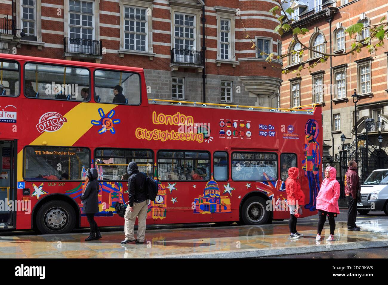 London Sightseeing Bus, Touristen on Hop on Hop off roten Doppeldeckerbus, London, England, Großbritannien Stockfoto