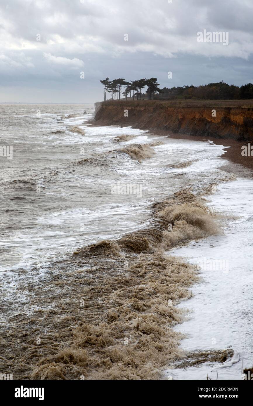 Winter Sturm Wolken Welle Erosion weiche Klippen, Bawdsey, Suffolk, England, Großbritannien Stockfoto