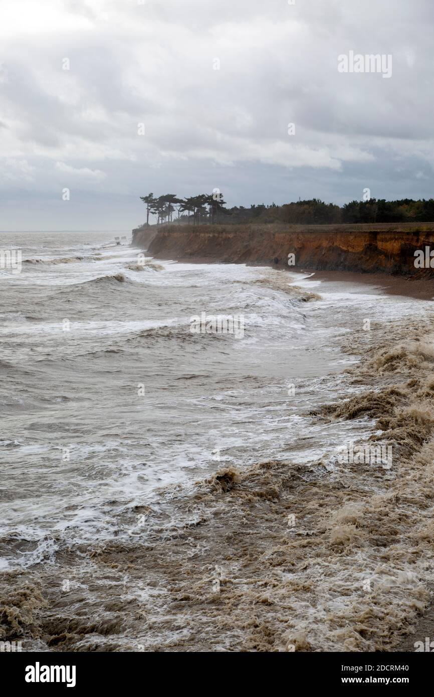 Winter Sturm Wolken Welle Erosion weiche Klippen, Bawdsey, Suffolk, England, Großbritannien Stockfoto