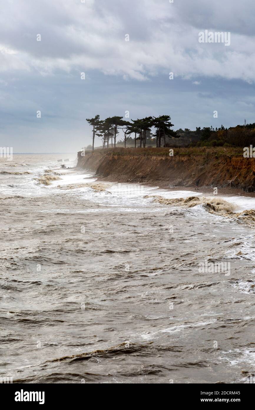Winter Sturm Wolken Welle Erosion weiche Klippen, Bawdsey, Suffolk, England, Großbritannien Stockfoto