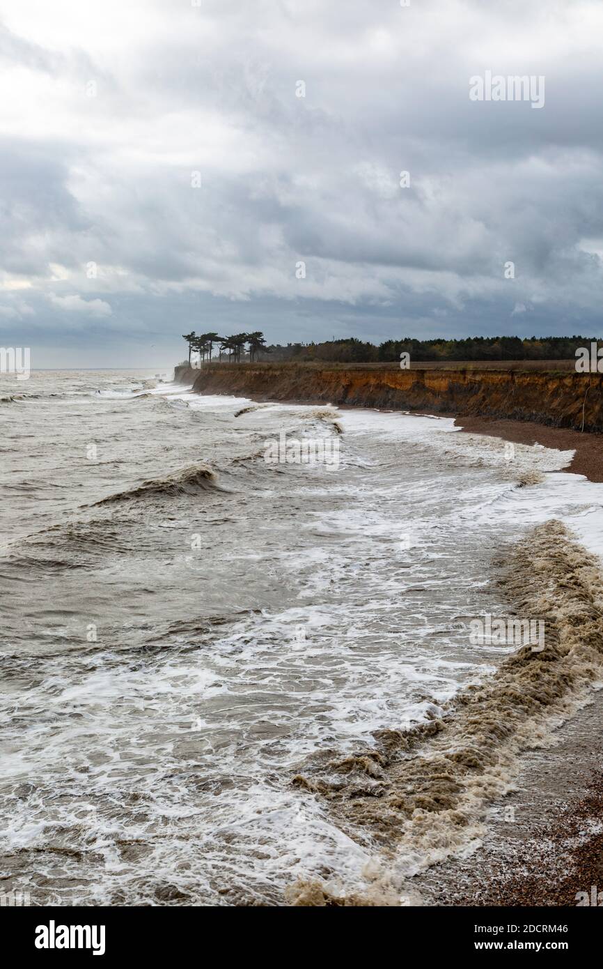 Winter Sturm Wolken Welle Erosion weiche Klippen, Bawdsey, Suffolk, England, Großbritannien Stockfoto
