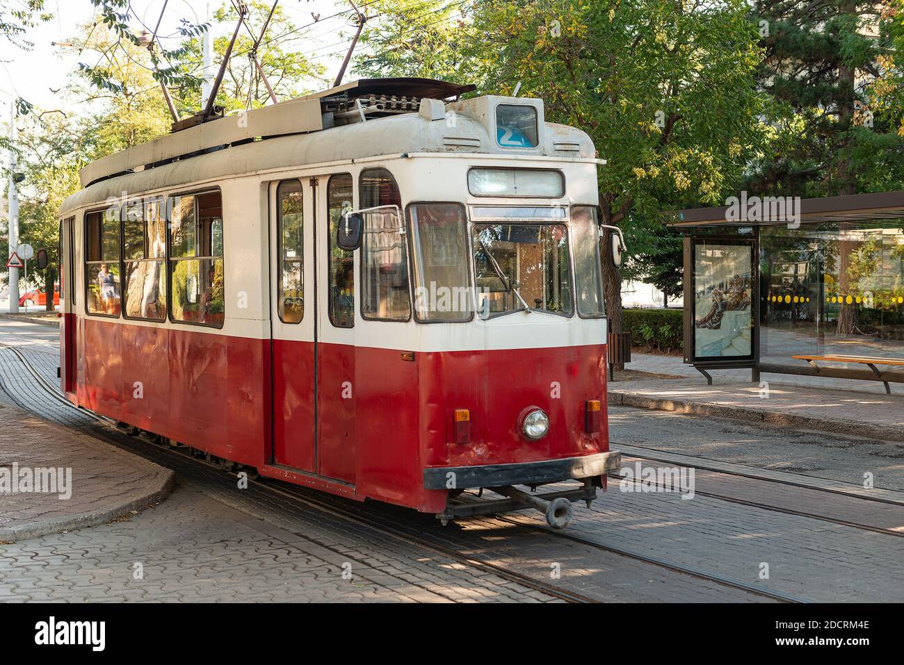Stadtlandschaft. Fahrzeug alten Stil Straßenbahn auf der Straße in der Stadt Jewpatoria Stockfoto