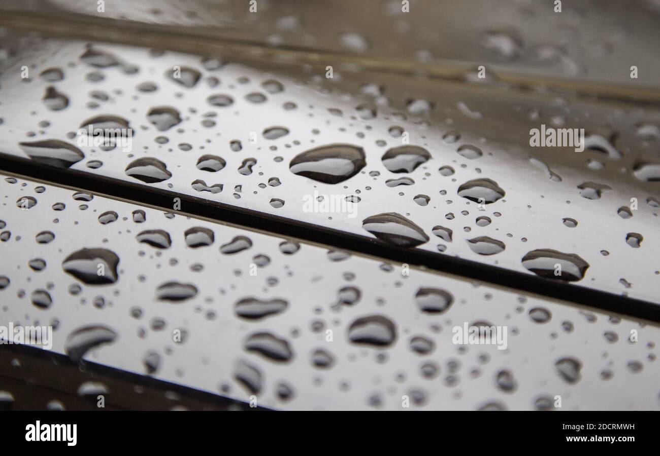 Regentropfen auf Glastisch, Textur und Natur, temporär Stockfoto