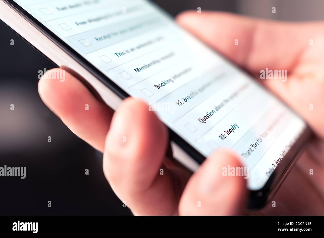 E-Mail-Posteingang im Mobiltelefon mit Liste der neuen ungelesenen Nachrichten, Marketing-Newsletter und Spam. Person, die mit dem Smartphone auf das Konto für digitale E-Mails schaut. Stockfoto E-Mail-Posteingang im Mobiltelefon mit Liste der neuen ungelesenen Nachrichten, Marketing-Newsletter und Spam. Person, die mit dem Smartphone auf das Konto für digitale E-Mails schaut. Stockfoto