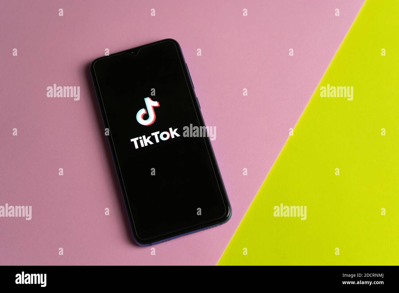 Barcelona, Spanien-5. November 2020: Smartphone mit TIKTOK-Schriftzug auf farbenprächtigem rosa und gelben Hintergrund.TikTok ist ein chinesisches Video-Sharing Social net Stockfoto