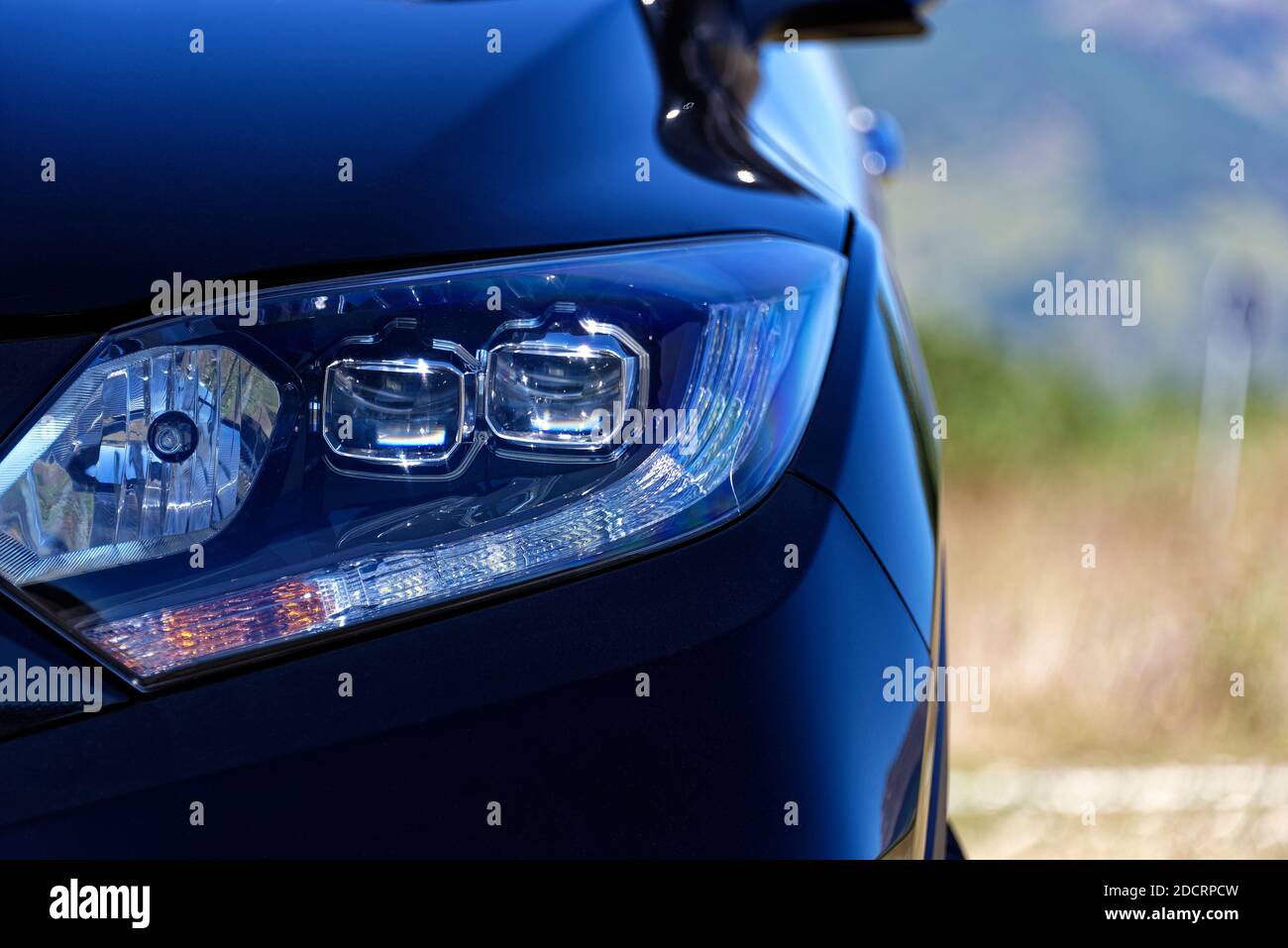 Nahaufnahme des vorderen Teils des Fahrzeugs mit dem Scheinwerfer, schwarzes Fahrzeugbild Stockfoto