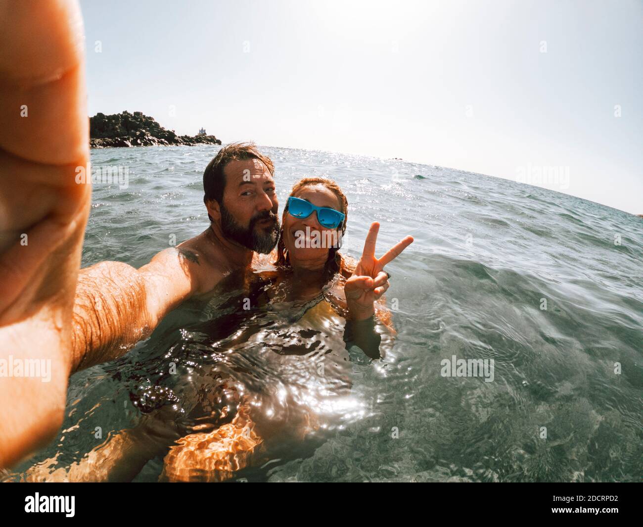 Fröhliche Erwachsene Paar machen Selfie-Foto Schwimmen am Meer Und genießen Sie Sommerurlaub zusammen Stockfoto