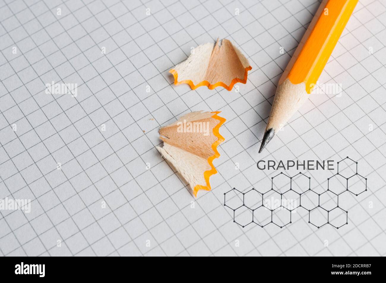 Bleistift auf quadratischen Papier und molekulare Struktur von Graphen Stockfoto