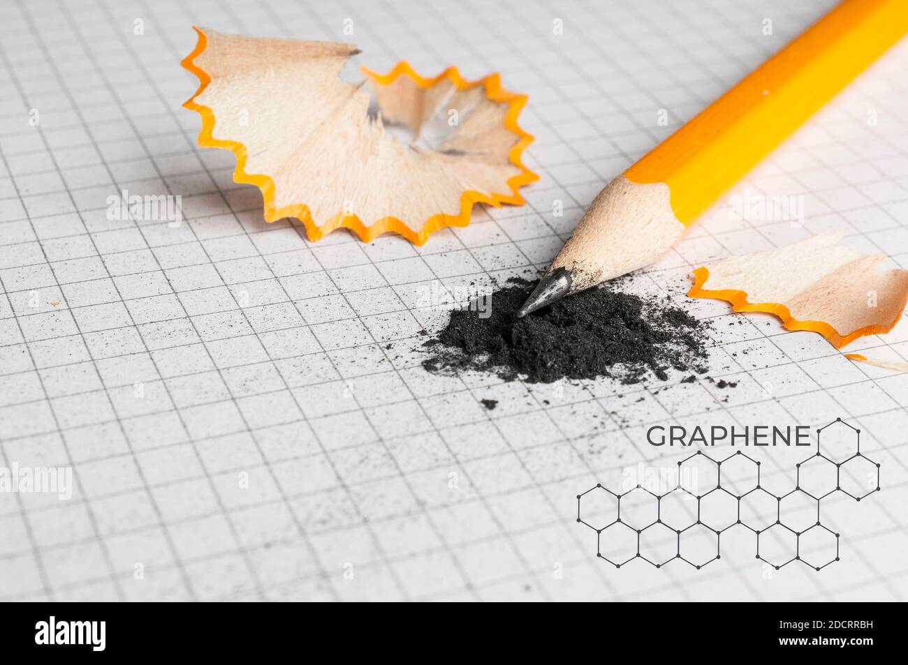 Bleistift auf einem Stapel von Graphit und molekulare Struktur von Graphen Stockfoto