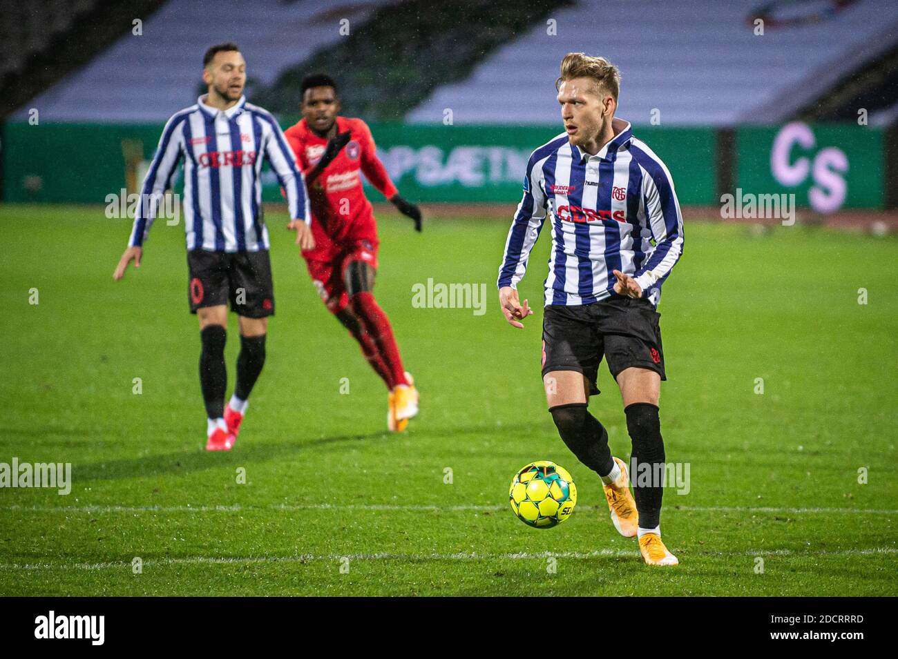 Aarhus, Dänemark. November 2020. Bror Blume von AGF beim 3F Superliga-Spiel zwischen Aarhus GF und FC Midtjylland im Ceres Park in Aarhus. (Foto Kredit: Gonzales Foto/Alamy Live News Stockfoto