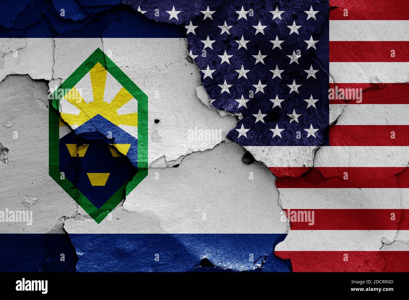 Flaggen von Colorado Springs und USA auf rissige Wand gemalt Stockfoto