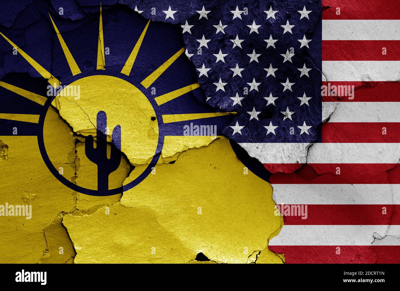 Flaggen von Mesa und USA auf rissige Wand gemalt Stockfoto