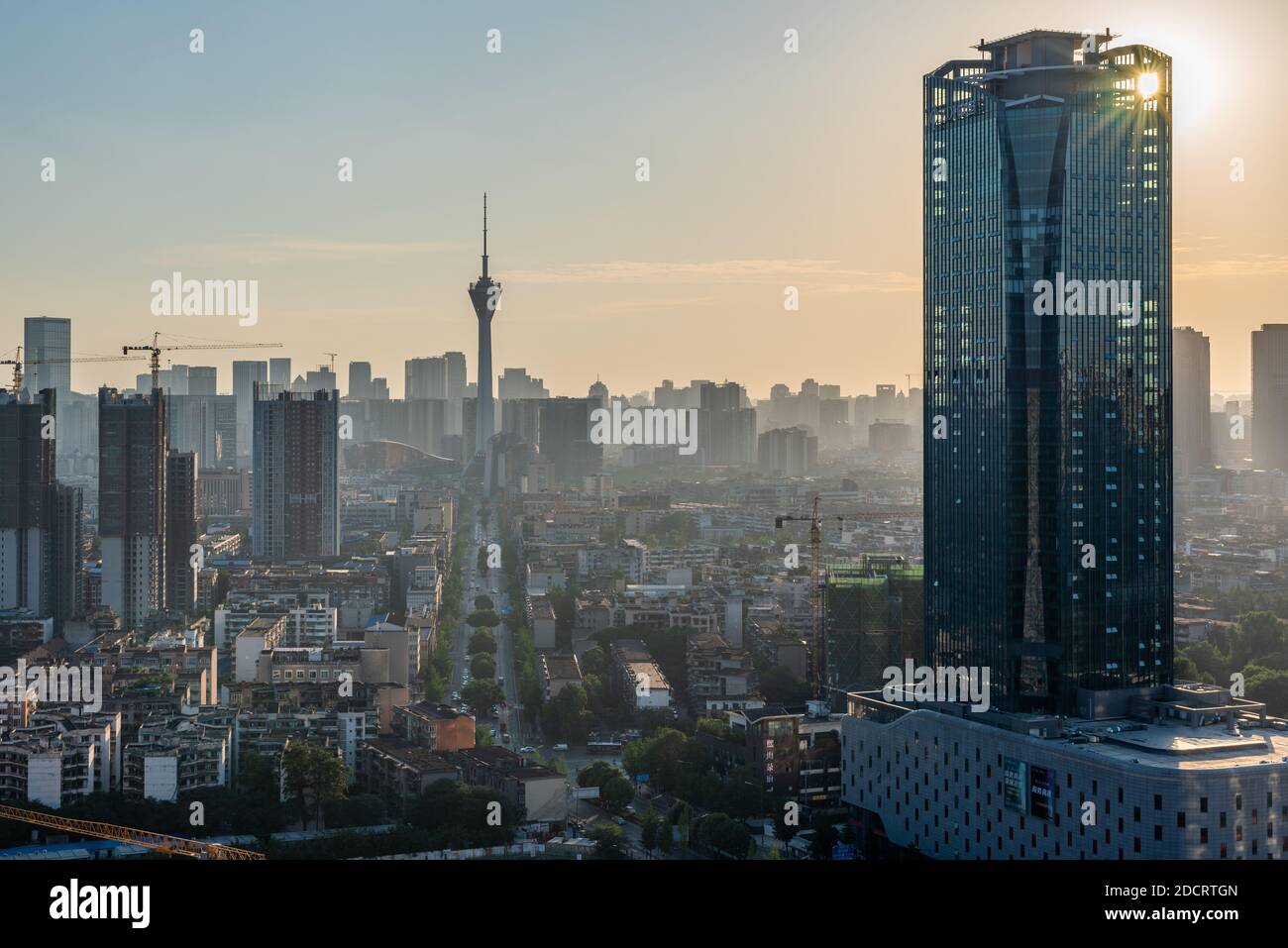 Chengdu, Provinz Sichuan, China - 18. Juni 2020 : 339 Fernsehturm und Skyline am späten Nachmittag Stockfoto