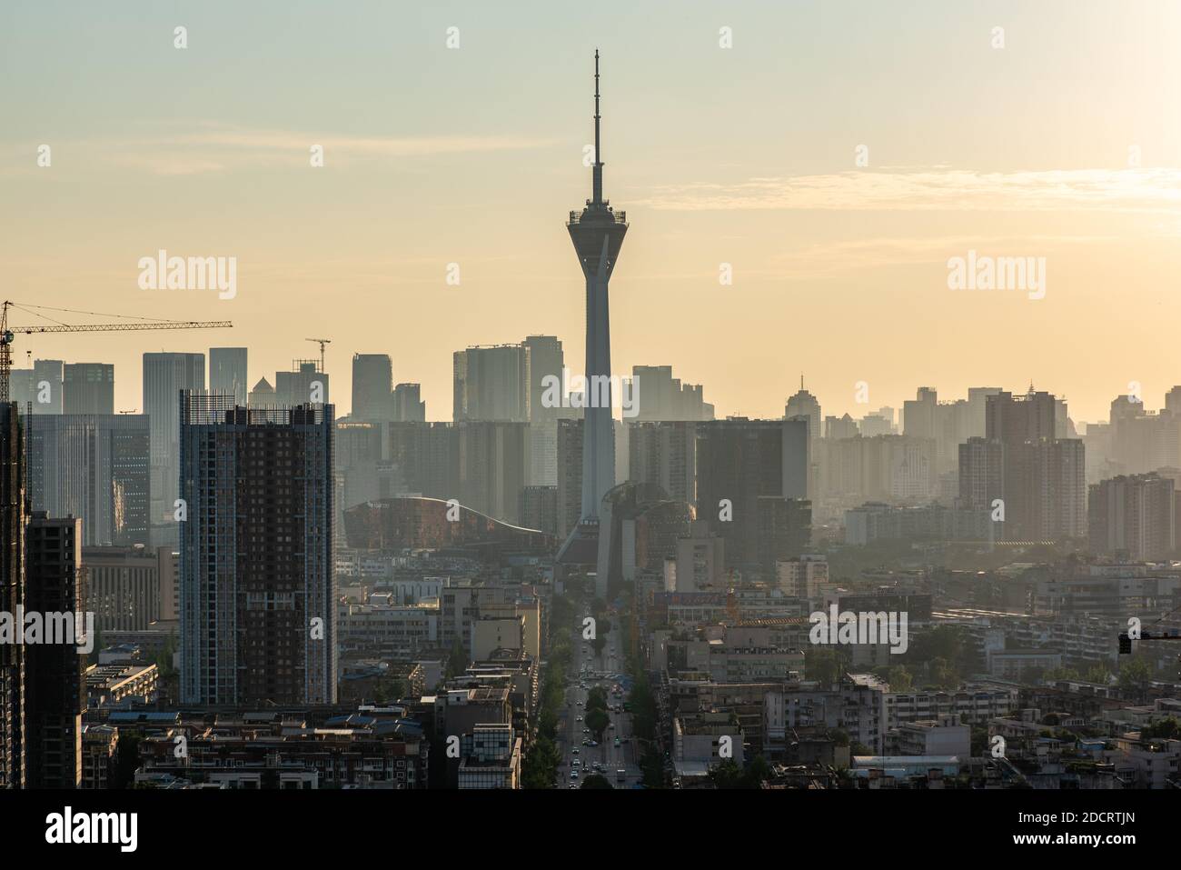 Chengdu, Provinz Sichuan, China - 18. Juni 2020 : 339 Fernsehturm und Skyline am späten Nachmittag Stockfoto