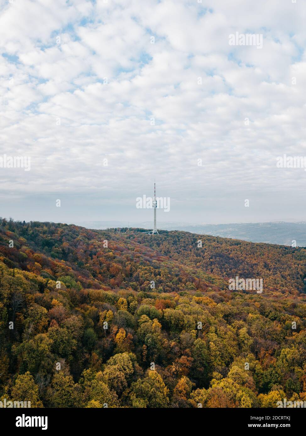 Blick auf den Avala-Turm im Herbst Stockfoto