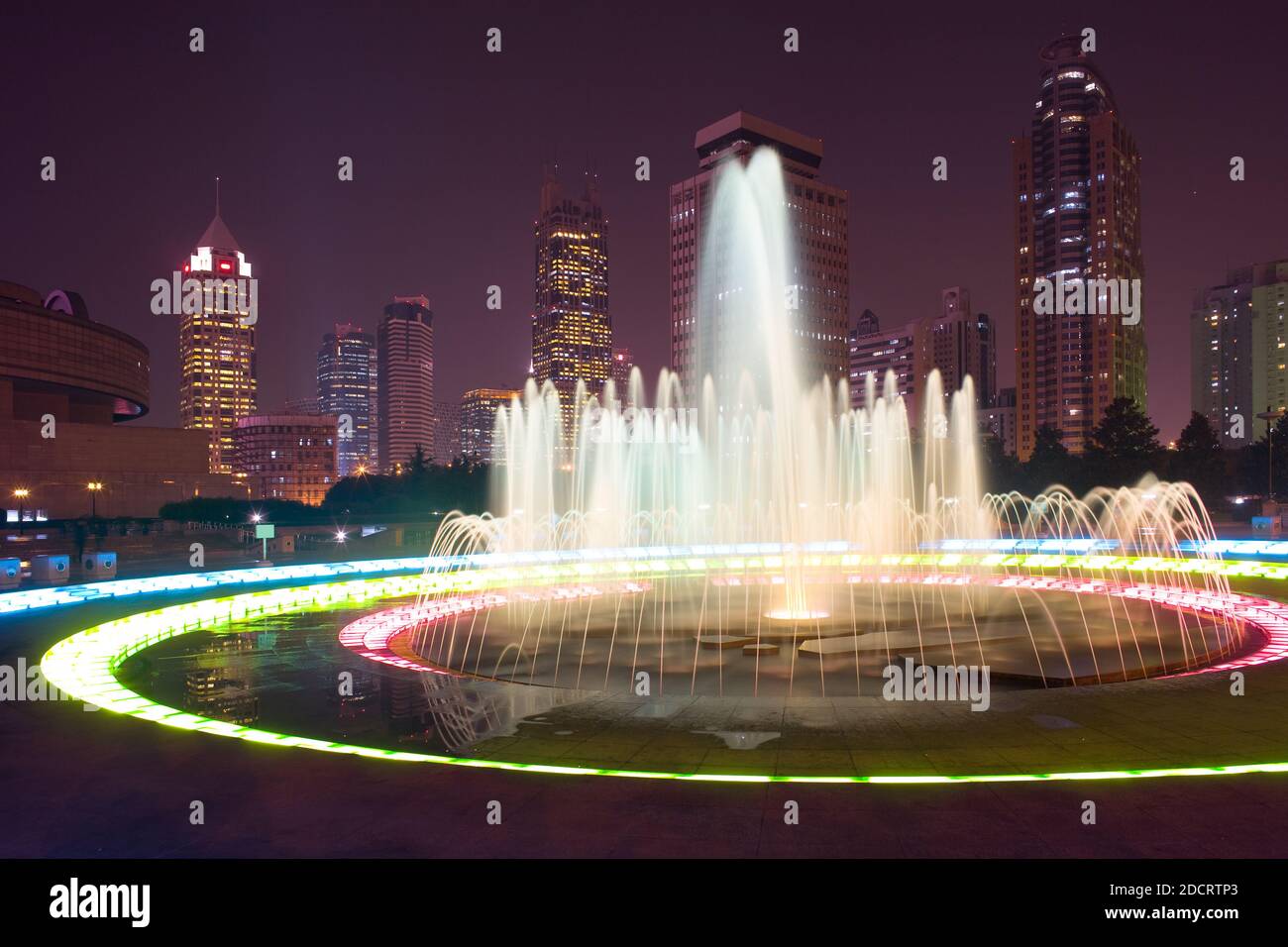 Skyline von Bürogebäude aus Renmin Park (Platz des Volkes), Huangpu District, Shanghai, China, Asien Stockfoto