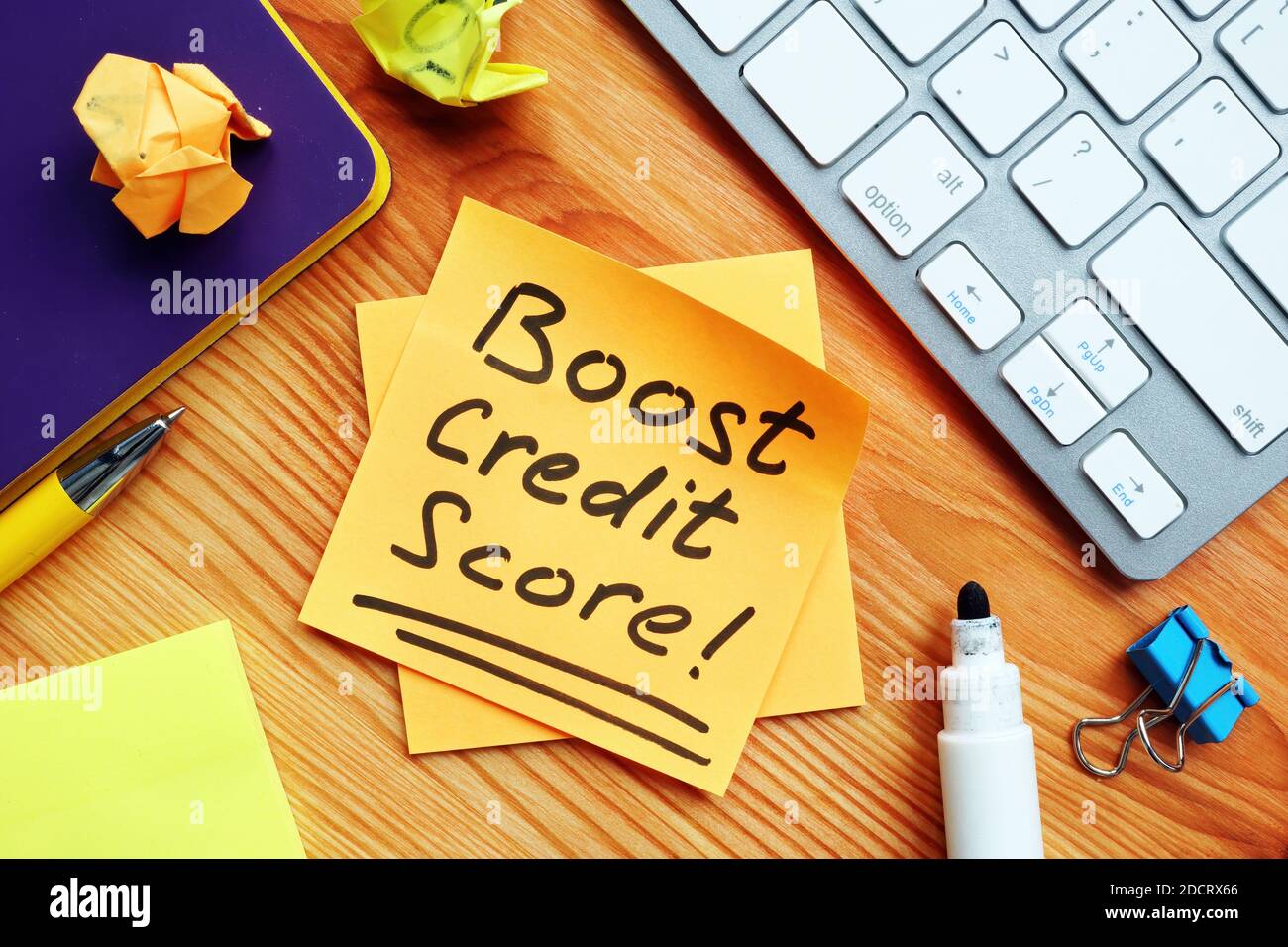 Steigern Sie Kredit-Score-Marke auf dem orangefarbenen Stück Papier. Stockfoto