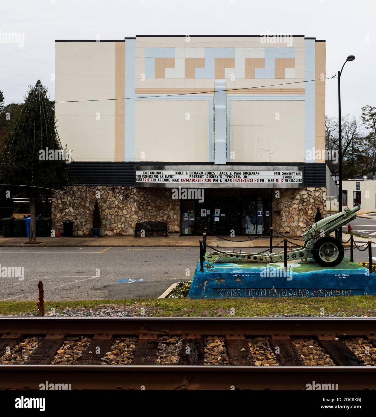 KINGS MTN, NC, USA-4. MÄRZ 2020: Ein Kino in einer kleinen Stadt in NC, mit einer Gedenkkanone und Eisenbahnschienen davor. Stockfoto