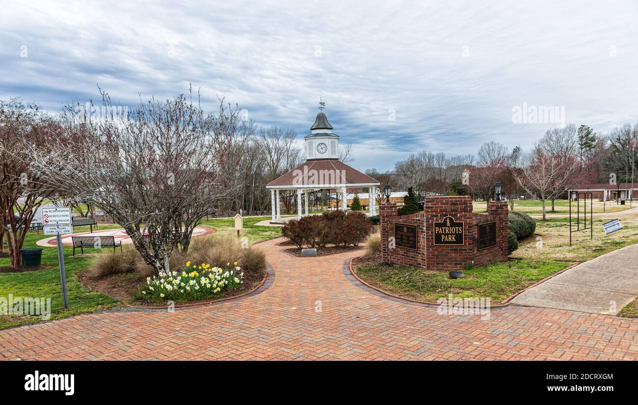 KINGS MTN, NC, USA-4 MÄRZ 2020: Patriots Park, in der Innenstadt. Stockfoto