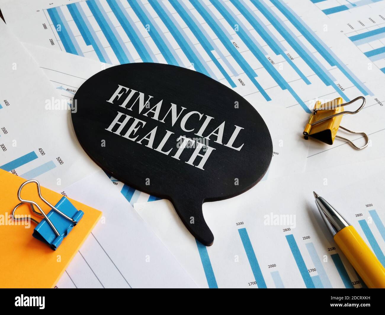Finanzielle Gesundheit Zitat auf den Papieren mit Charts. Stockfoto