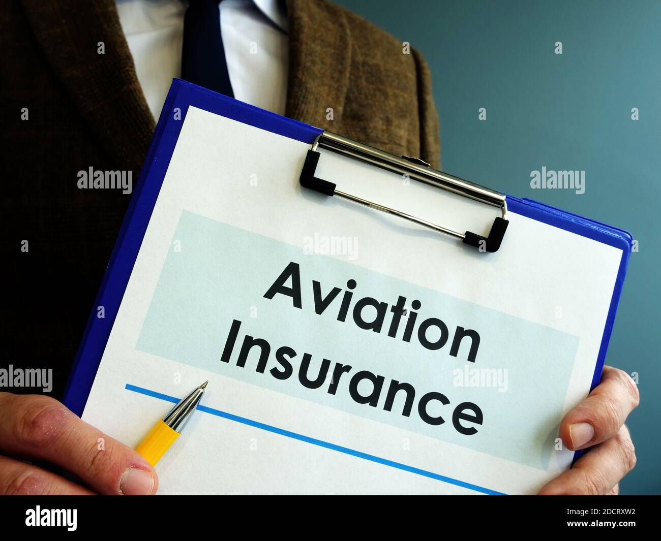 Der Versicherer zeigt eine Flugversicherung und einen Stift zum Unterzeichnen. Stockfoto