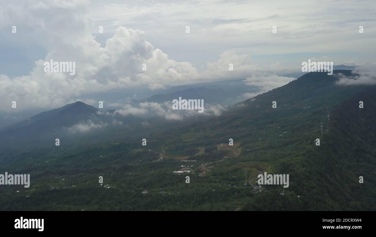 Grüne Landschaft von Bali. Luftdrohne Blick auf Buyan See und Bedugul Dorf. Indonesien Stockfoto