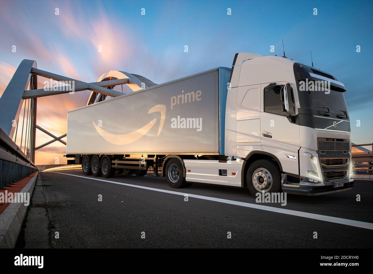 Volvo LKW mit Amazon Prime Logo Anhänger auf der Straße Stockfotografie -  Alamy