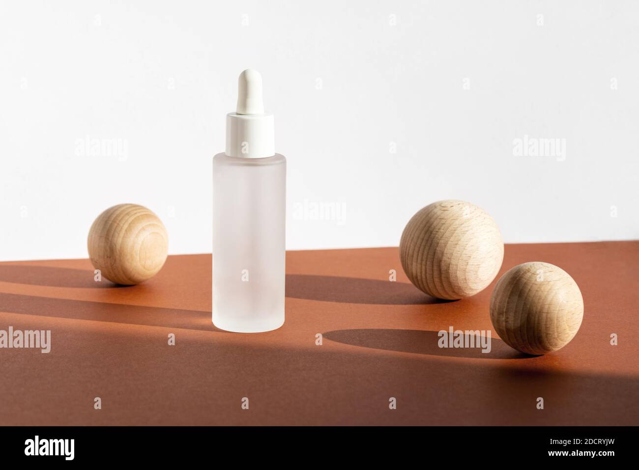 Hautfeuchtigkeitsspendendes Serum auf weiß braunem Hintergrund mit Dekor. Beauty Skincare Mockup, Branding Spa, Wellness-Verpackung. Serum Öko kosmetisches Produkt Stockfoto