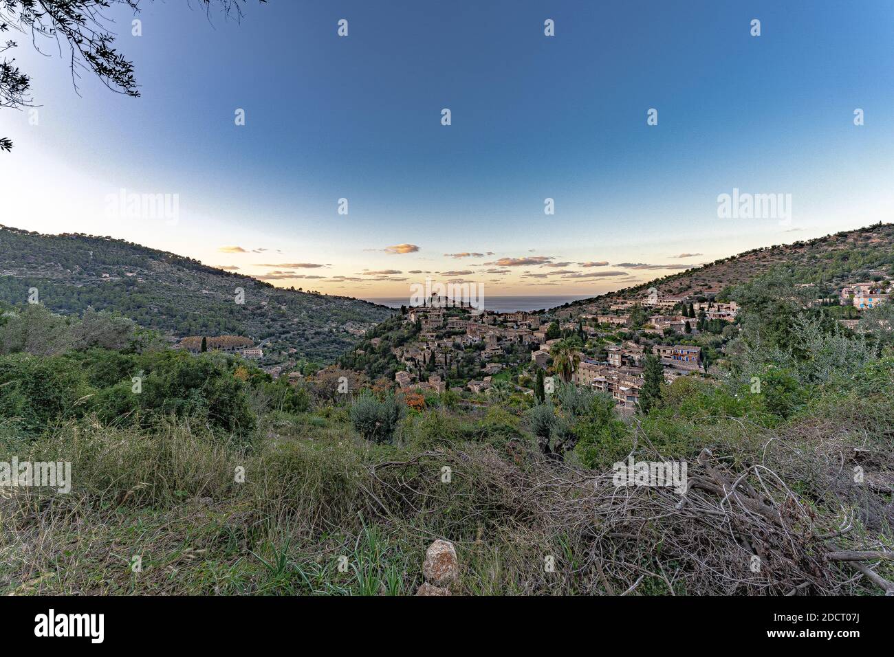 Schöne Aussicht auf die Stadt Deia, in der Sierra de Tramuntana, ein Weltkulturerbe, auf Mallorca, Spanien. Stockfoto