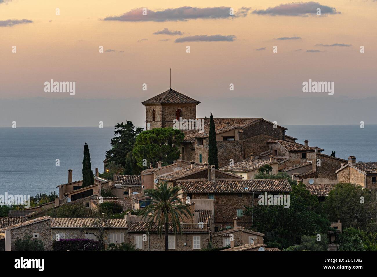 Schöne Aussicht auf die Stadt Deia, in der Sierra de Tramuntana, ein Weltkulturerbe, auf Mallorca, Spanien. Stockfoto