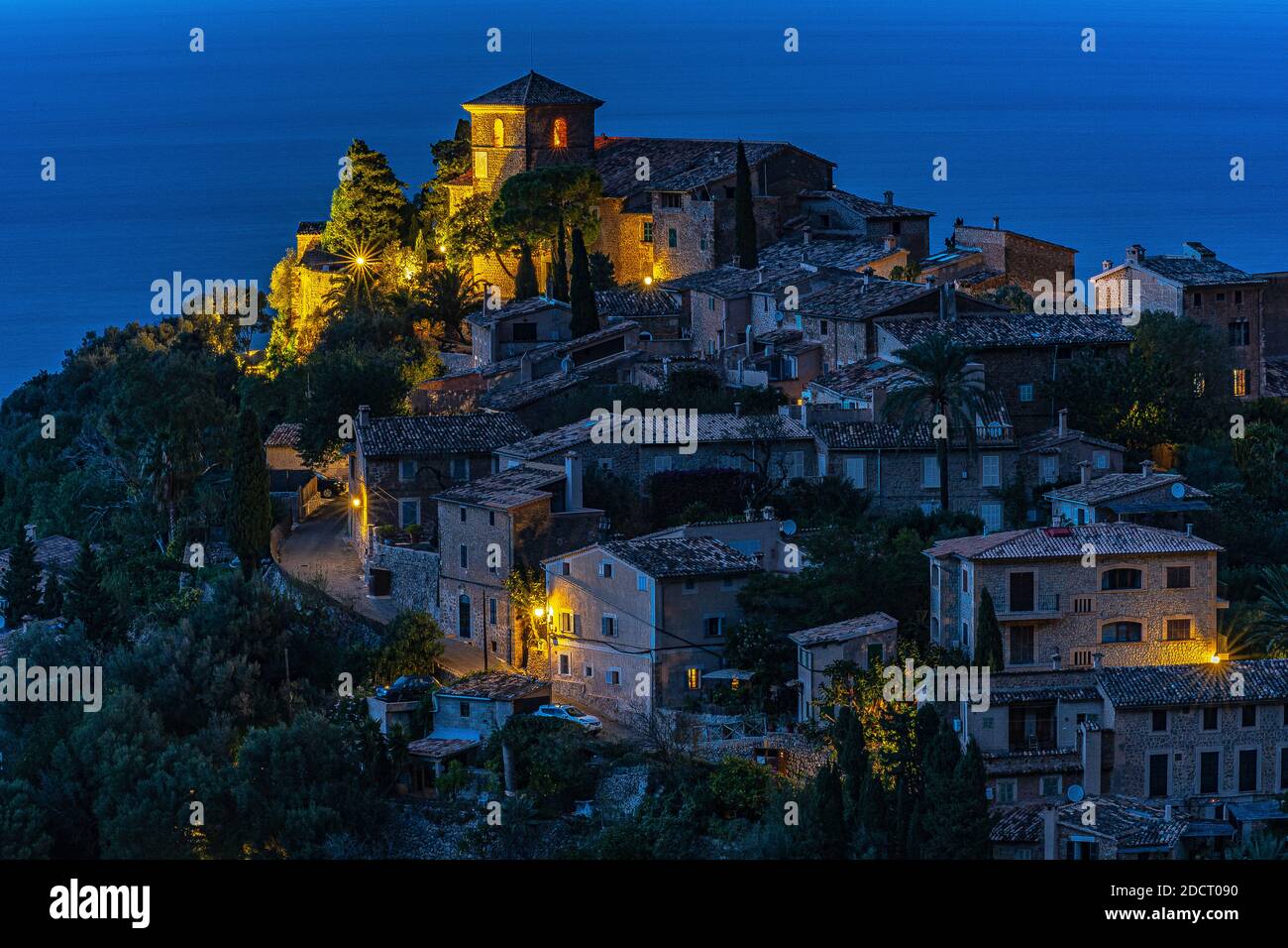 Schöne Aussicht auf die Stadt Deia, in der Sierra de Tramuntana, ein Weltkulturerbe, auf Mallorca, Spanien. Stockfoto