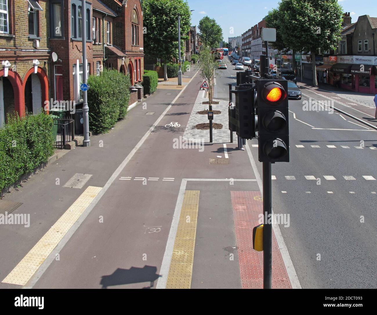 Neu renovierte Kreuzung an der Lea Bridge Road, London, Großbritannien. Teil des Mini Holland-Programms von Waltham Forest für sicherere Straßen mit neuen Fahrradwegen. Stockfoto