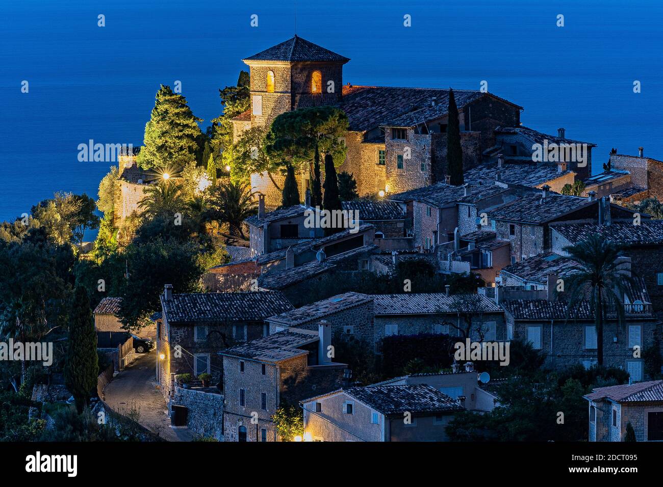 Schöne Aussicht auf die Stadt Deia, in der Sierra de Tramuntana, ein Weltkulturerbe, auf Mallorca, Spanien. Stockfoto