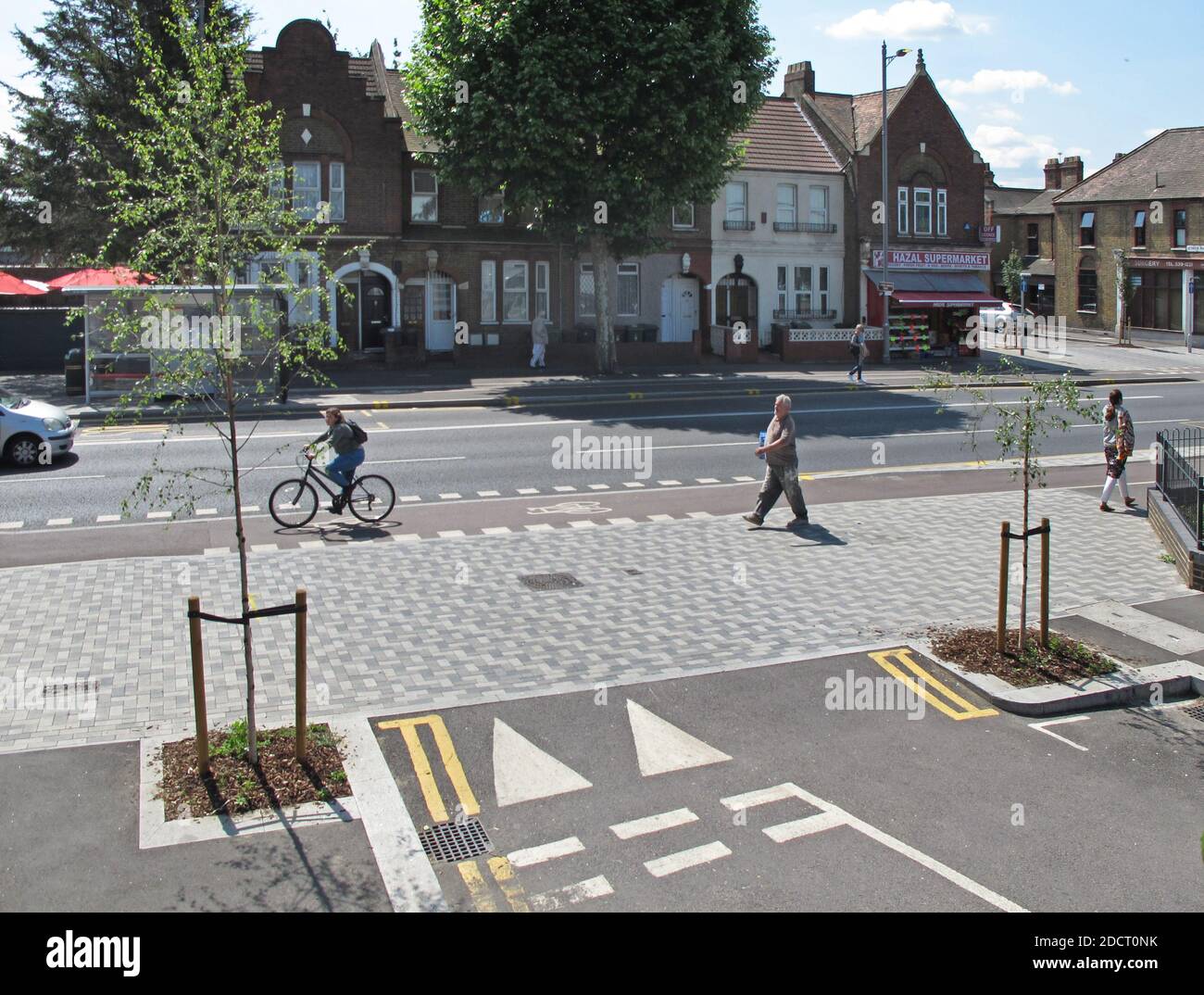 Neu renovierte Anschlussstelle an der Lea Bridge Road, London, Großbritannien. Teil des Mini Holland-Programms von Waltham Forest für sicherere Straßen und neue Fahrradwege Stockfoto
