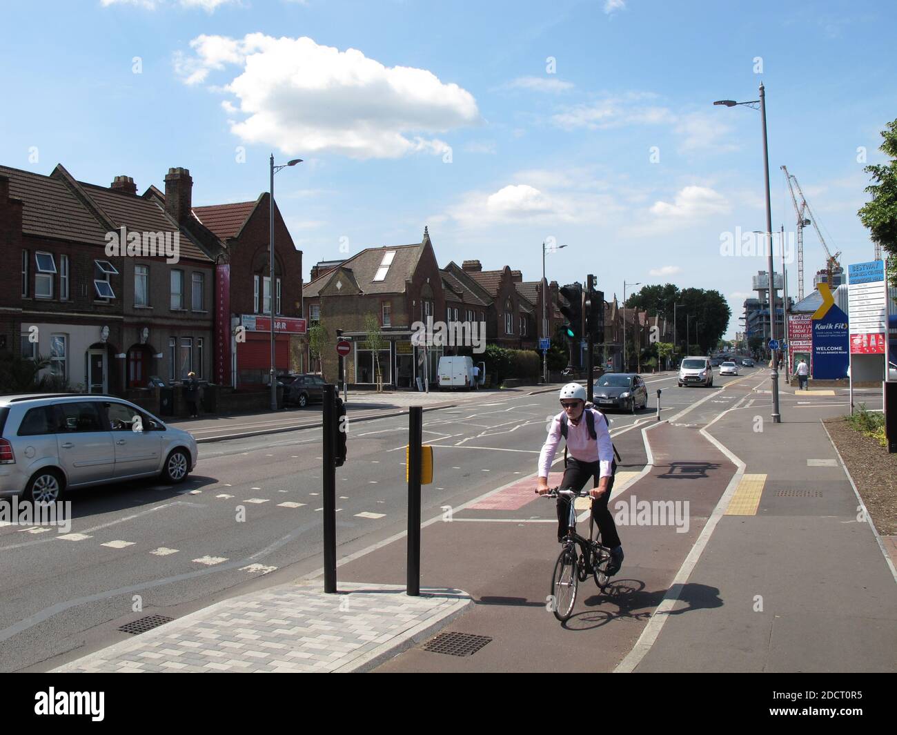 Ein Radfahrer nutzt die neue Fahrradspur auf der Lea Bridge Road, London, Großbritannien. Teil des Mini Holland-Programms von Waltham Forest für sichereres Radfahren. Stockfoto