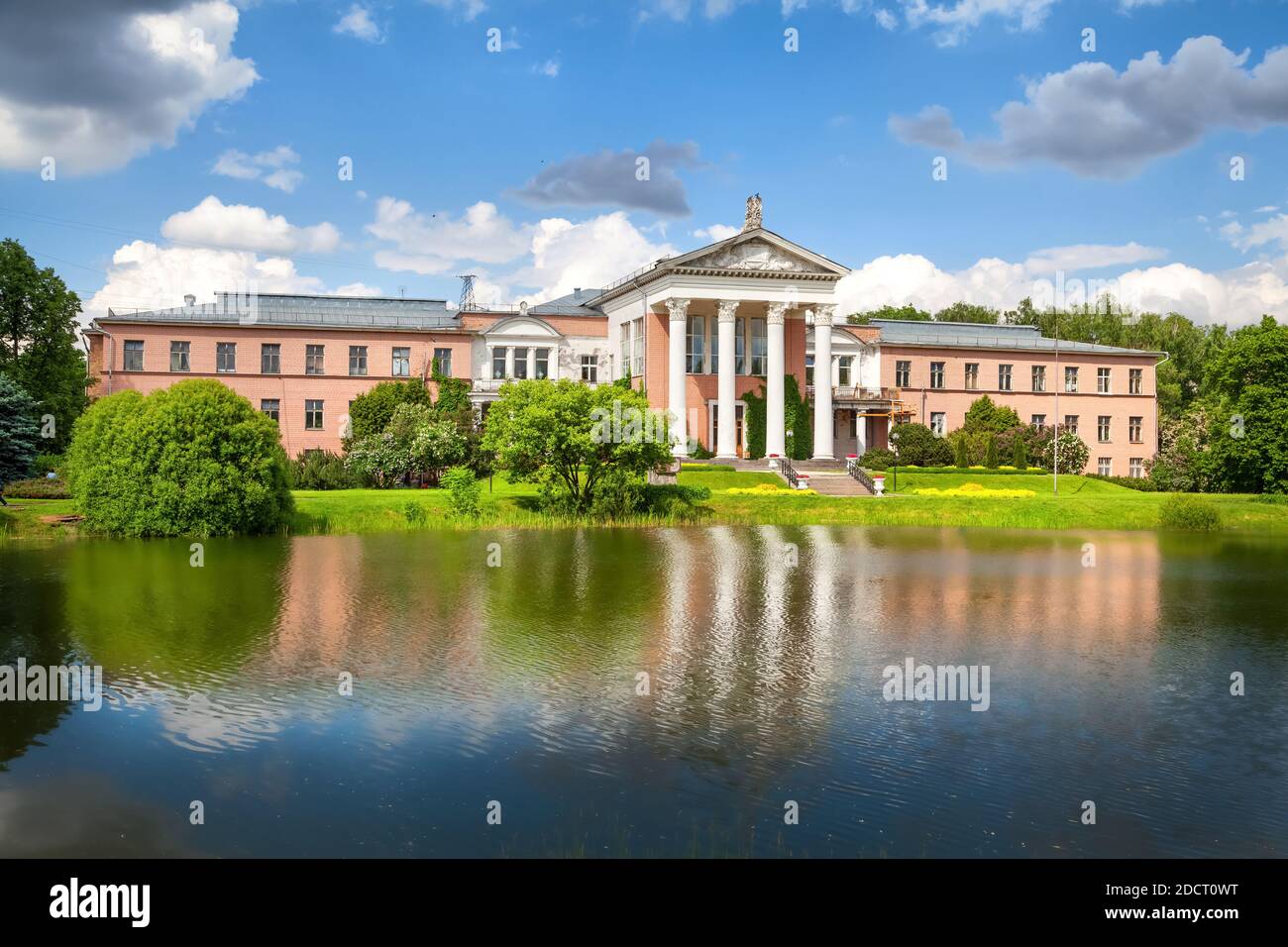 Der Botanische Garten Von Moskau. Klassisches Gebäude mit Säulen im Botanischen Teich Stockfoto