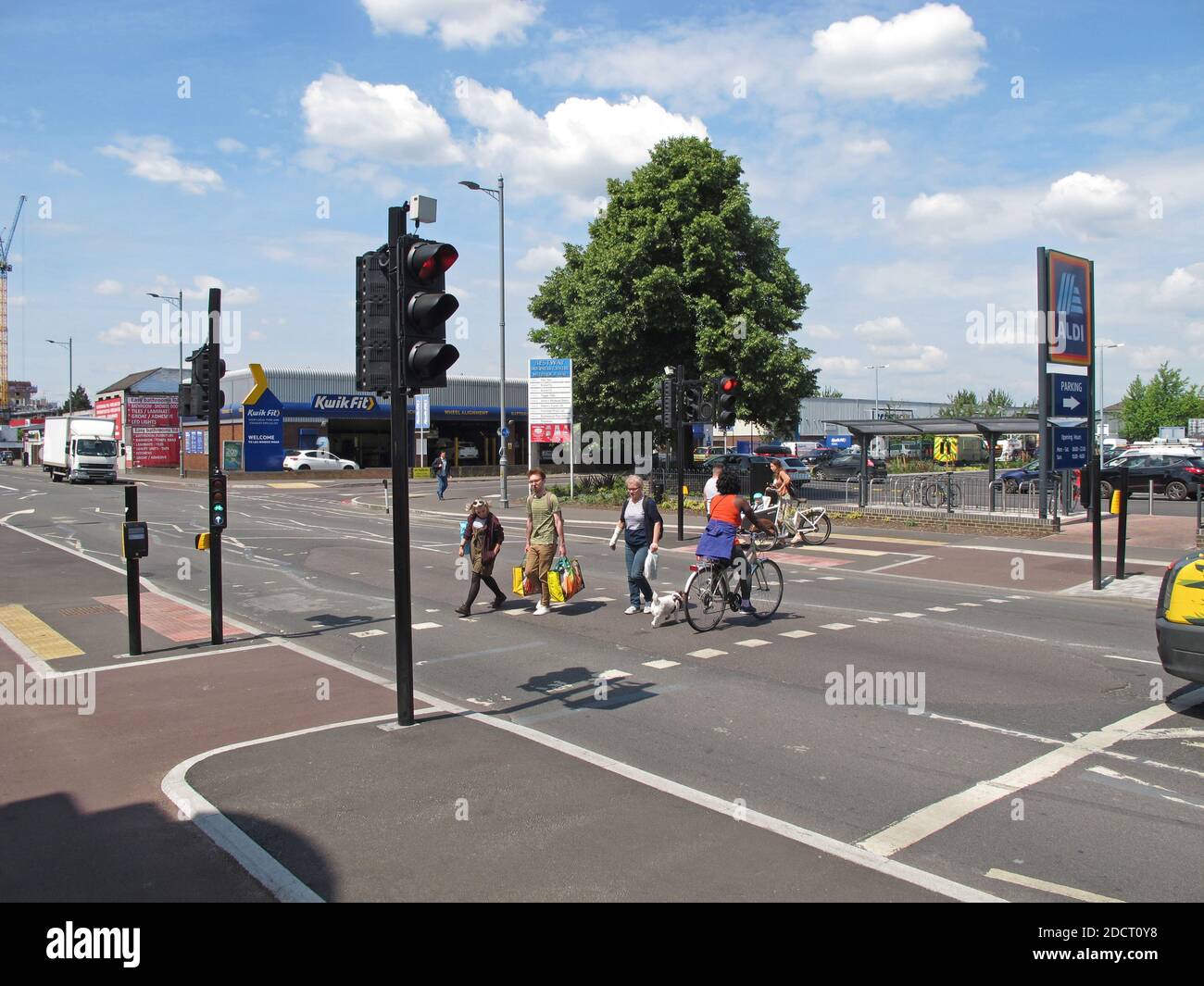 Radfahrer und Fußgänger nutzen eine neue, getrennte Kreuzung auf der Lea Bridge Road, London, Großbritannien. Teil des Mini Holland-Programms von Waltham Forest für sichereres Radfahren Stockfoto