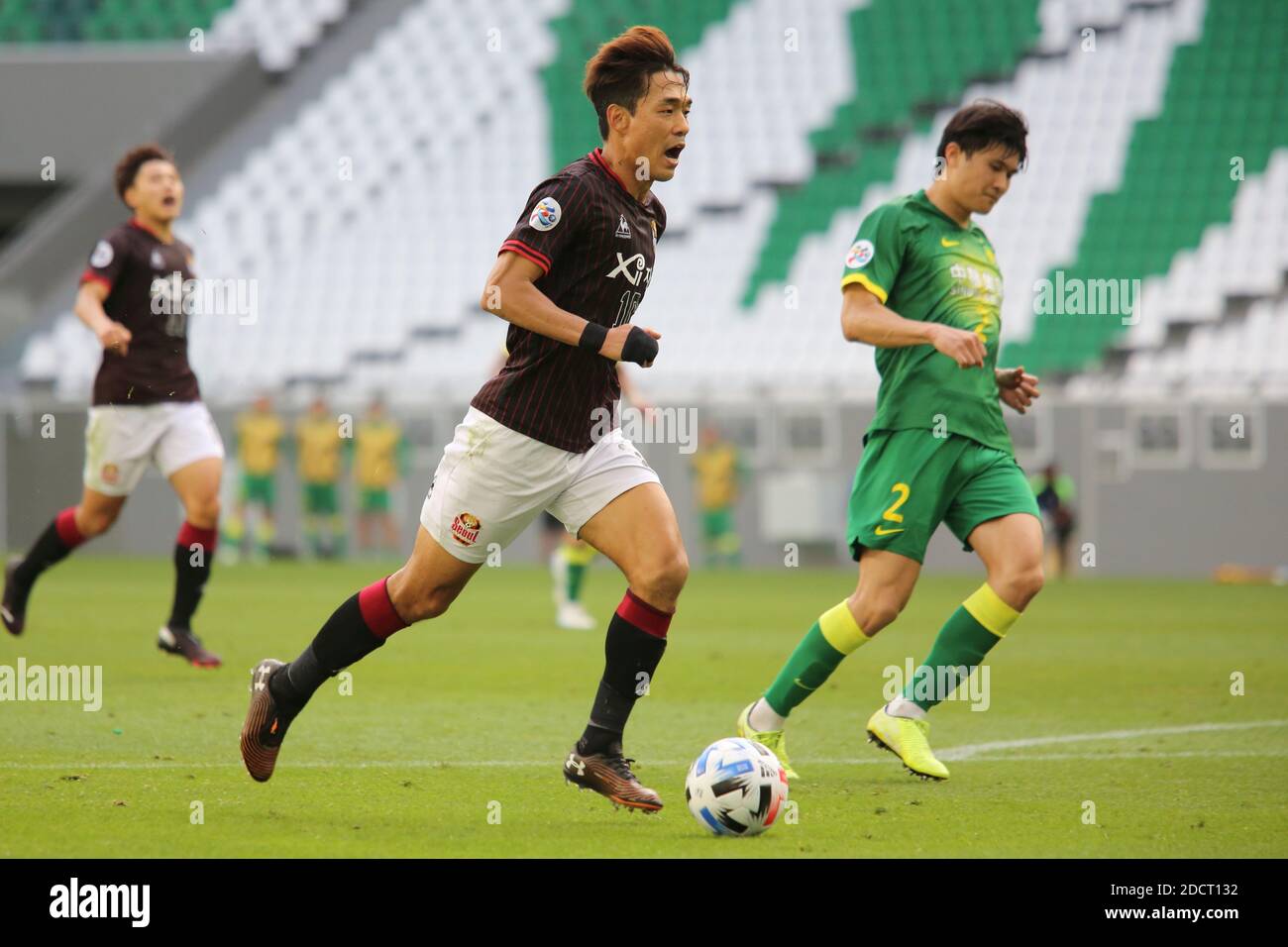 DOHA, KATAR - NOVEMBER 21: Park Chuyoung des FC Seoul während des AFC Champions League Group E-Spiels zwischen dem FC Seoul und dem FC Peking im Education City Stadium am 21. November 2020 in Doha, Katar. (Foto von Colin McPhedran/MB Media) Stockfoto