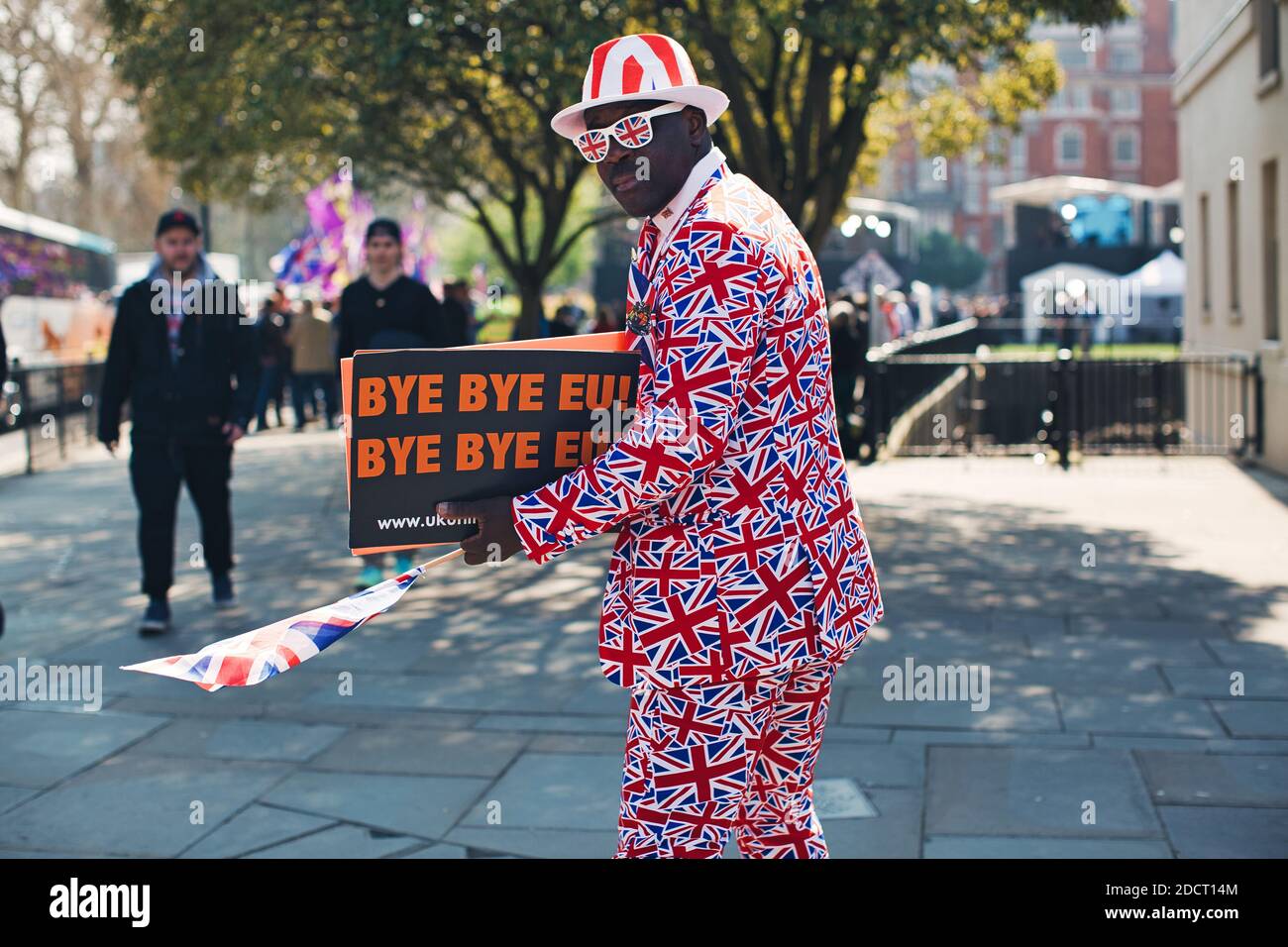 Joseph Afrane in Gewerkschaftsjackklage protestiert vor dem parlament und hält Zeichen bye bye eu , London , Großbritannien Stockfoto