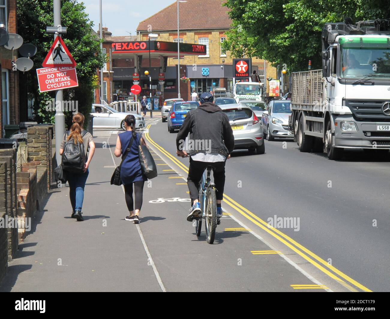 Ein Radfahrer nutzt die neue Fahrradspur auf der belebten Markhouse Road, London, Großbritannien. Teil des Mini Holland-Programms von Waltham Forest für sicherere Straßen. Stockfoto